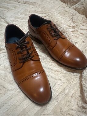 Men's Tan Cap-Toe Derby Shoes with Brogue Detailing